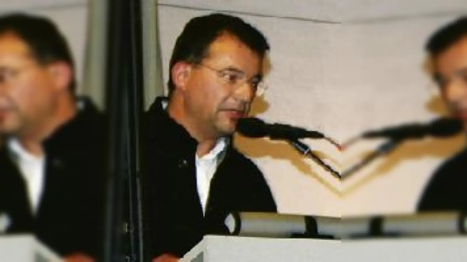 Peter Geck vom KVR erklärte bei der Bürgerversammlung, dass die Verbindung innerhalb der Bögen für Autofahrer durch Poller gekappt werden soll, ähnlich wie bei den Fußgängerverbindungen zwischen den Bögen.  (Foto: ks)