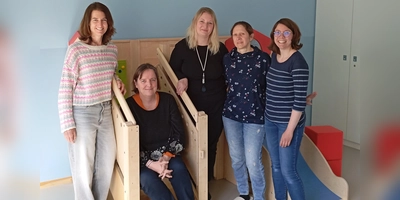 Eva Maier, Einrichtungsleiterin Martina Hübner, Jasna Negovanovic, Liudmylla Matsko und Miriam Poschner (v. l.) sind ein Teil des Teams im Kinder- und Familienzentrum Am Südpark. (Foto: tje)