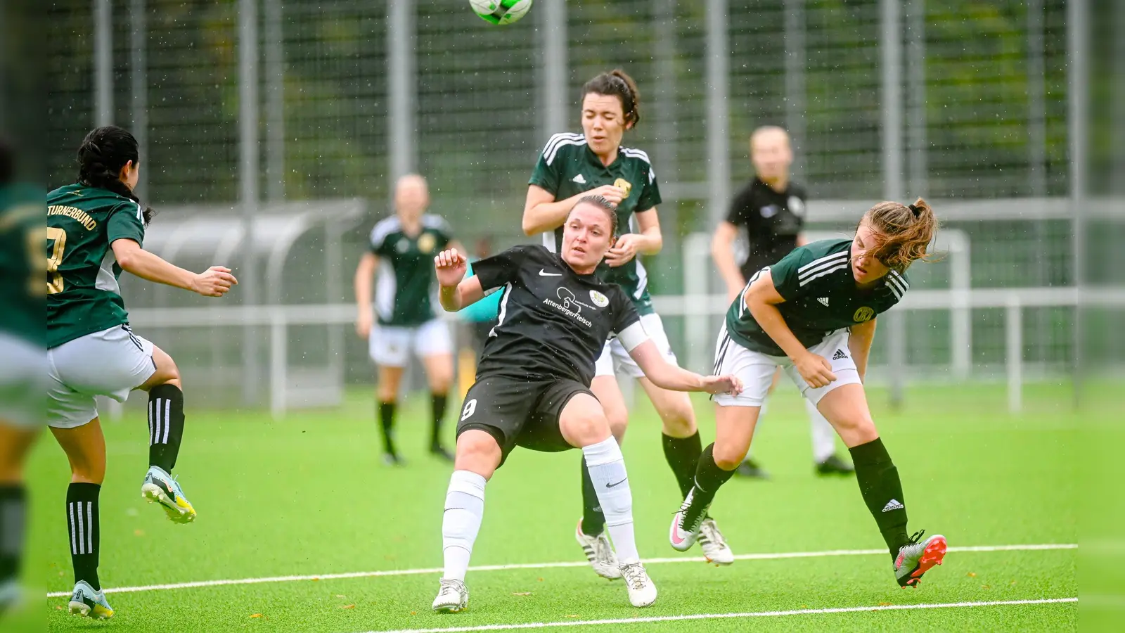 Vier Ligen trennen den FC Forstern (schwarz) und den TSV Turnerbund München. In der 2. Pokalrunde behielt der Favorit nur knapp mit 1:0 die Oberhand. (Foto: S. Hecken)