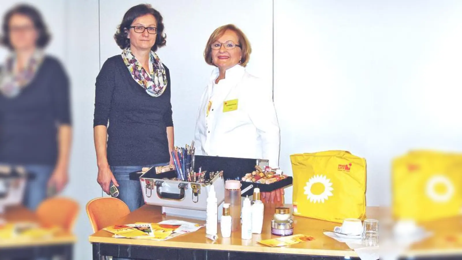 Marianne Reichold-Mattäi (l.) unterstützte Kosmetikexpertin Doris Moser-Schmitt von DKMS LIFE beim Kosmetikseminar. 	 (Foto: Pressestelle Klinik/Iding)