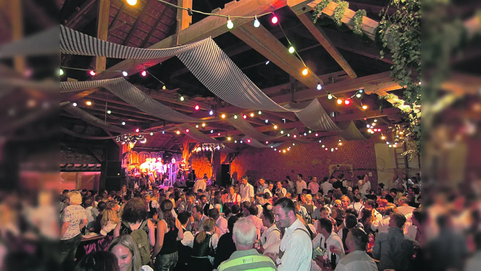 Gemütlich beisammen sitzen und ratschen mit einem guten Glas Wein beim Weinfest in Perlach.  (Foto: Archiv)