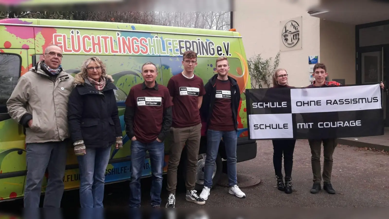 Herr Lanio, Frau Schuster, Herr Reinhard und Schüler der AK „Schule ohne Rassismus“ (v. li.). (Foto: Flüchtlingshilfe )