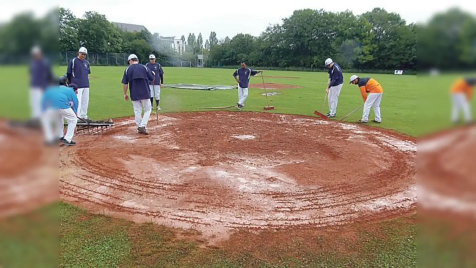 Die Baseballspieler mussten das Home Plate und die drei Bases vom Schlamm befreien bevor gegen Ingolstadt gespielt werden könnte.	 (Foto: Caribes)