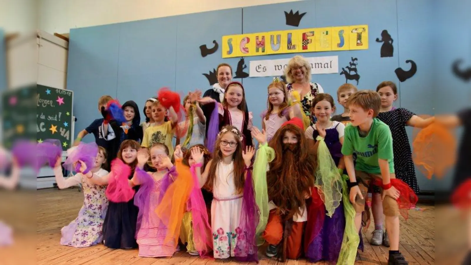 Rundum gelungenes Fest für eine wunderbare Schulfamilie! Schulleiterin Alexandra Helfrich und ihre Stellvertreterin Angelika Westhagen (hinten v.l.) mit den Zweitklässlern vor ihrem großen Auftritt (Foto: us)