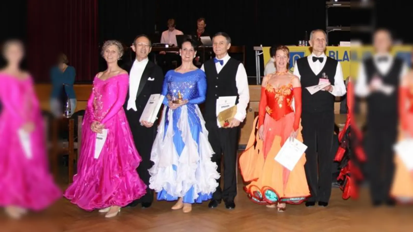 Johann und Edeltraut Reiter (links) vom Blau-Gold-Casino München gewannen die Senioren III B-Klasse.  (F: PK/BGC)