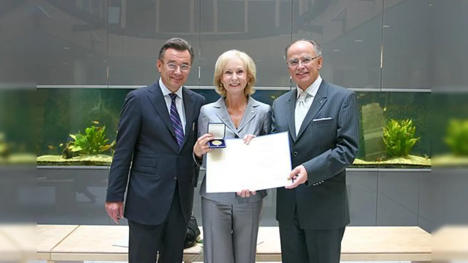 Dr. Franz-Josef Freisleder und Bezirkstagspräsident Josef Mederer gratulieren Karin Stoiber zur Verleihung der Bezirkstagsmedaille in Gold.  (Foto: hw)