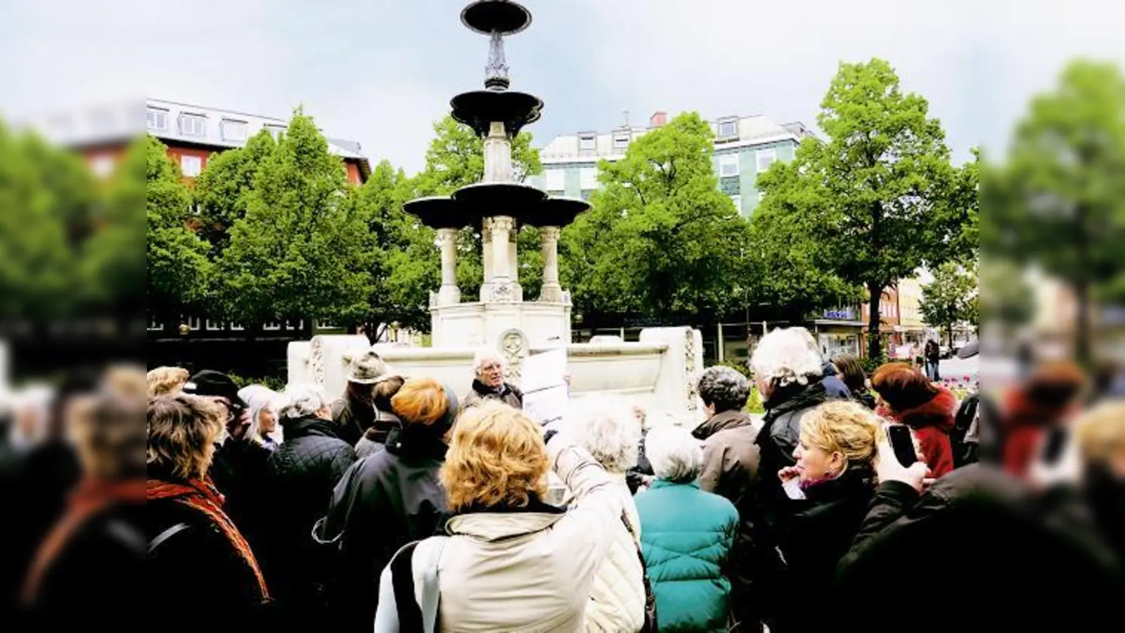 Die letzte Führung von Johann Baier führte die Teilnehmer vor den Glaspalastbrunnen am Weißenburger Platz.	 (Foto: Privat)