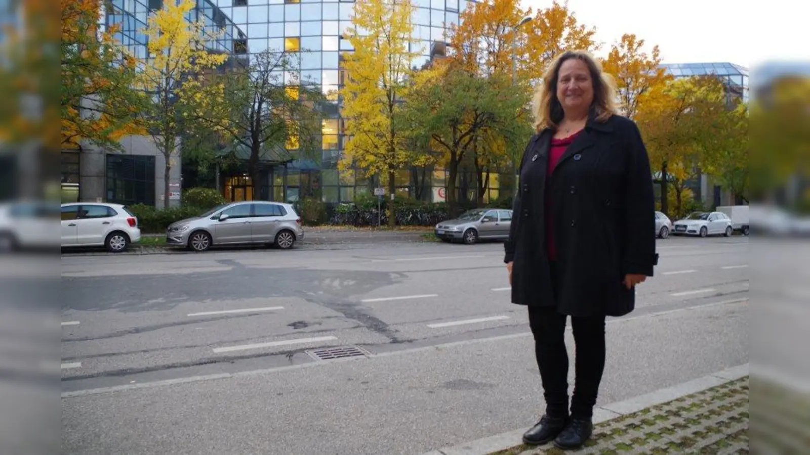 Alexandra Gaßmann will die „gute Else“, die Kleiderkammer, die im Glasbau in der Elsenheimerstraße (Bildhintergrund) etabliert wurde, wiederbeleben. (Foto: kö)