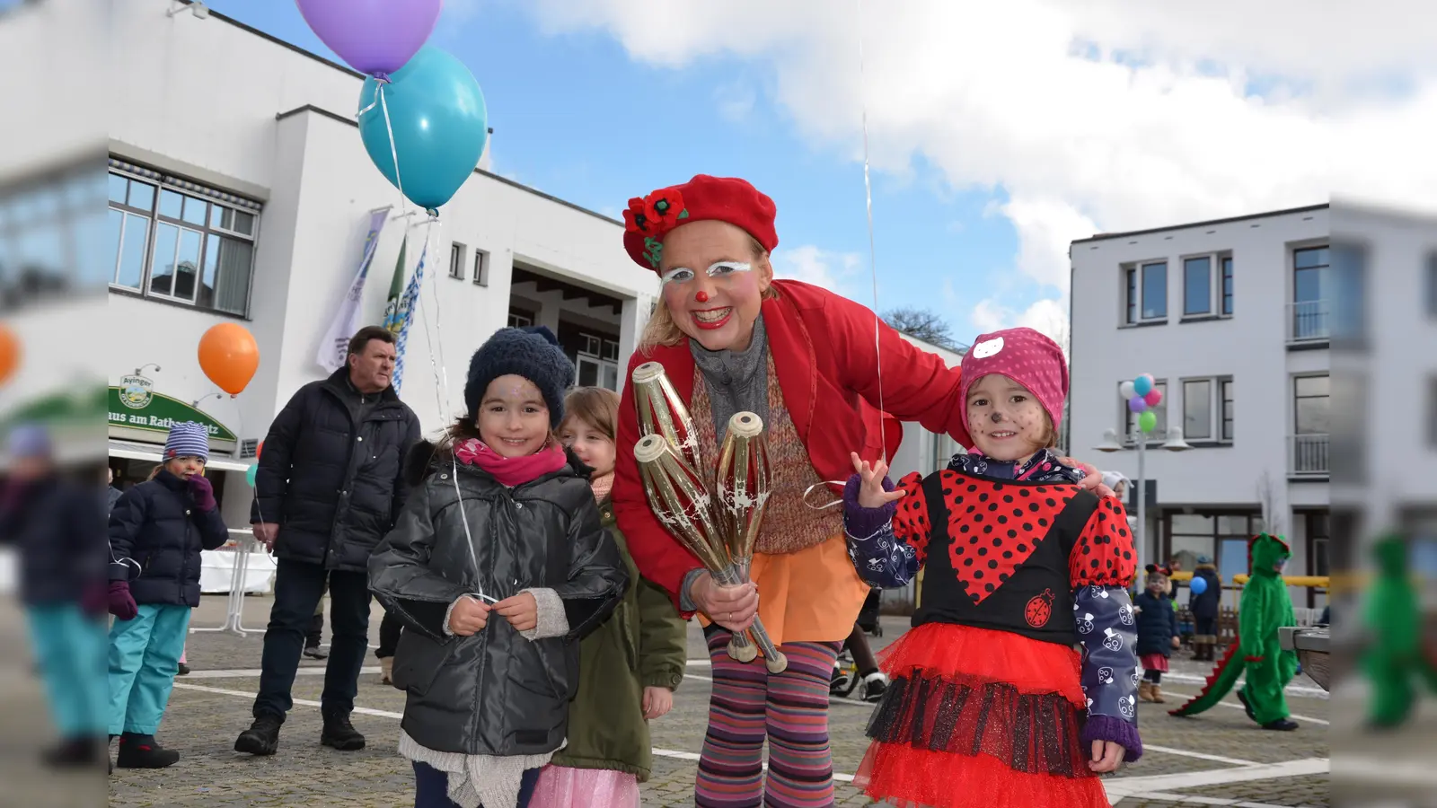 Auf dem Rathausplatz in Ottobrunn darf man sich am Faschingsdienstag, 5. März, über ein buntes Faschingstreiben freuen. (Foto: Gemeinde Ottobrunn)