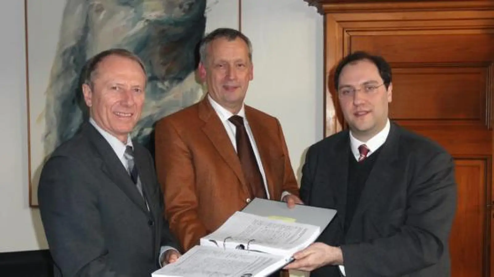 Der dritte Bürgermeister Hep Monatzeder ´(links) nahm die Unterschriften der Bürgerinitiative gegen die Anlage bereitwillig entgegen.   	 (Foto: VA)