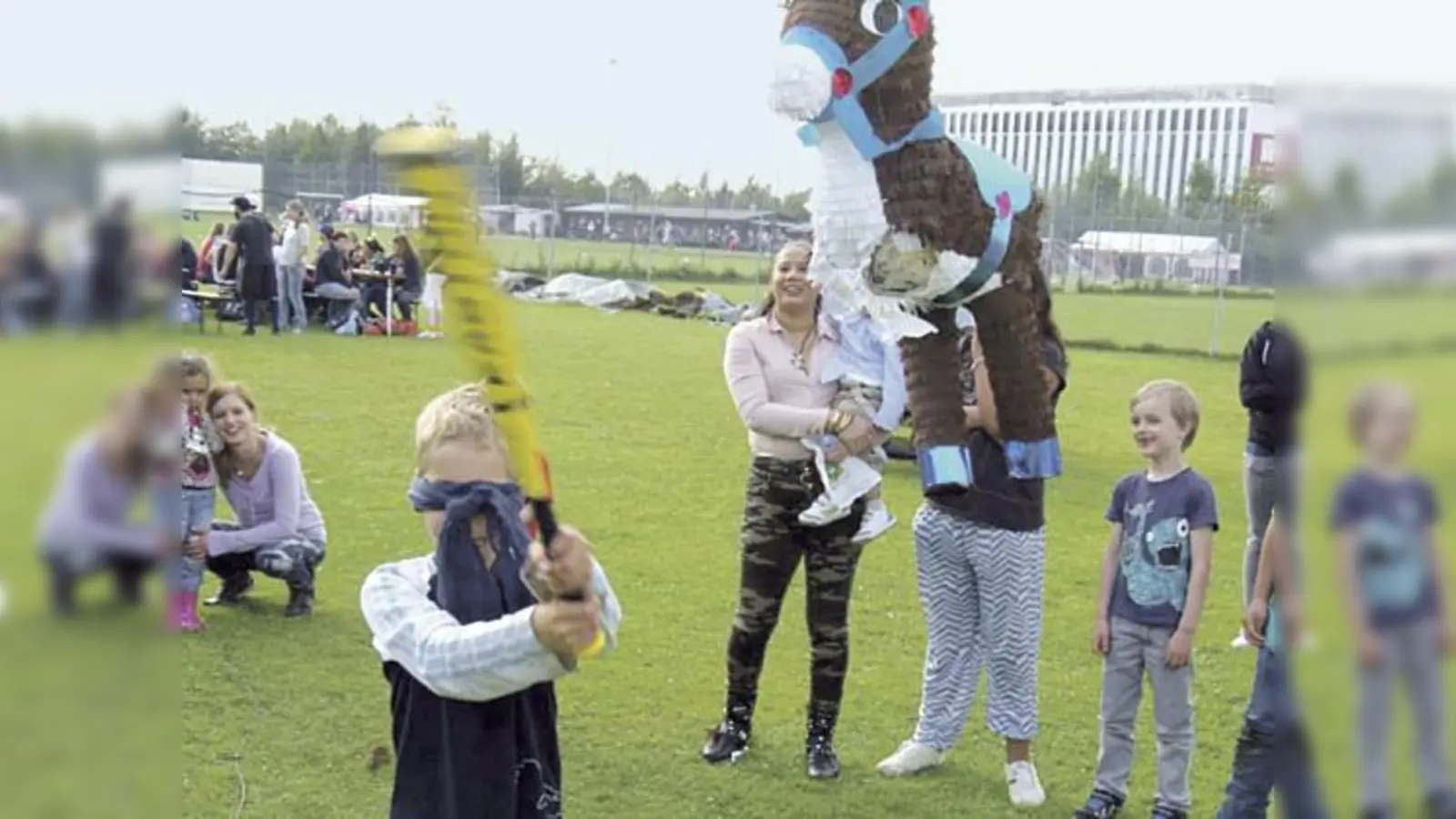 Während die Großen Baseball spielen, versuchen die kleinen Gäste dem Piñata-Esel die Bonbons zu entlocken. 	 (Foto: Verein)