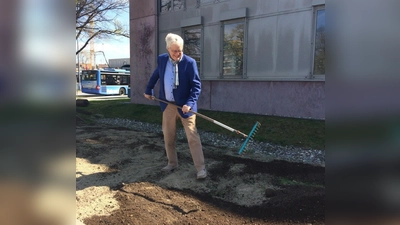 Peter Wagner vom Kulturzentrum-Verein beim Vorbereiten des Blühstreifens. (Foto: privat)