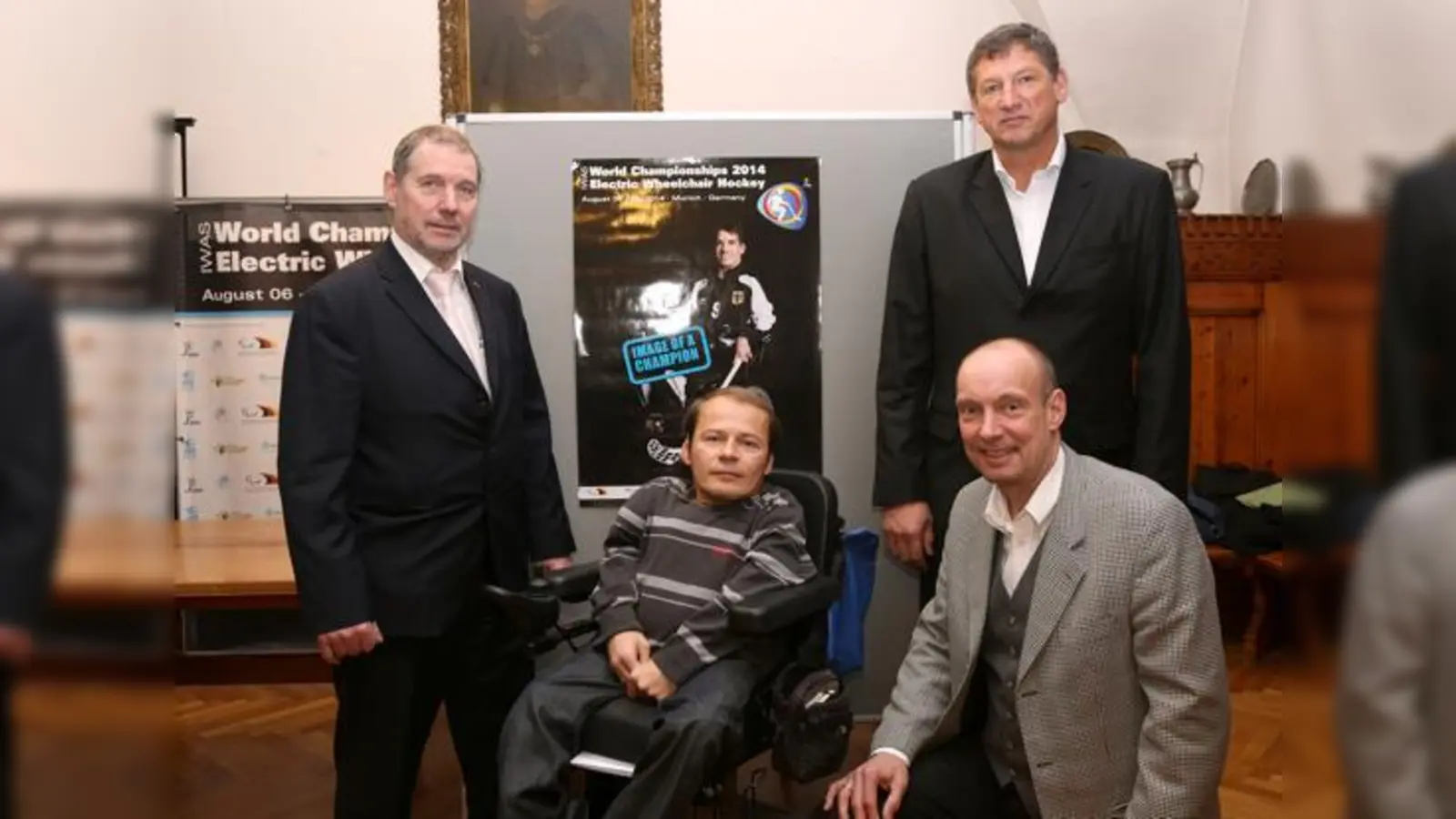 V. l.: Karl Quade (Deutscher Behindertensportverband), Stefan Utz (Initiator der Bewerbung), Ulf Mehrens (Deutscher Rollstuhl-Sportverband/stehend) und Thomas Urban (Sportamtsleiter Landeshauptstadt München/sitzend) freuen sich auf die WM 2014.  (F: VA)