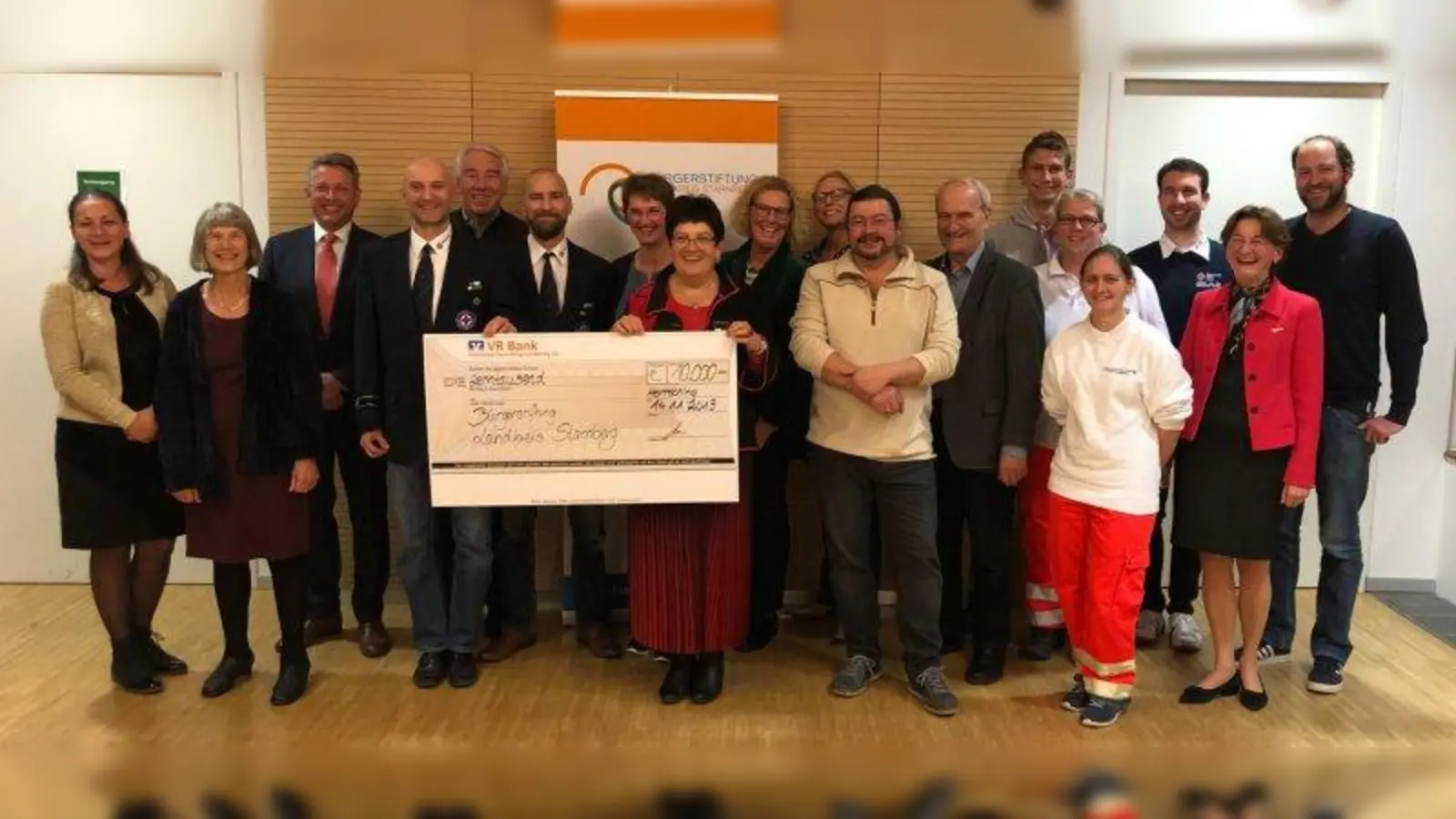 Zehn Mal tausend Euro gab es von der „Bürgerstiftung Landkreis Starnberg“ anlässlich ihres zehnten Geburtstages. (Foto: Bürgerstiftung)