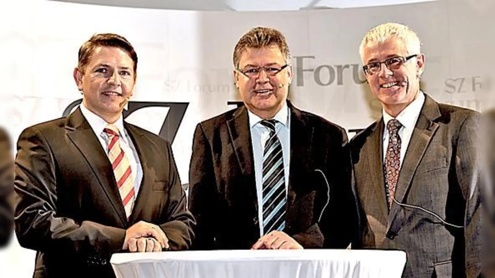 Sie alle wollen ins Rathaus: Eduard Boger, Amtsinhaber Edwin Klostermeier und Josef Kellermeier bei einer Podiumsdiskussion.	 (Foto: Schunk)
