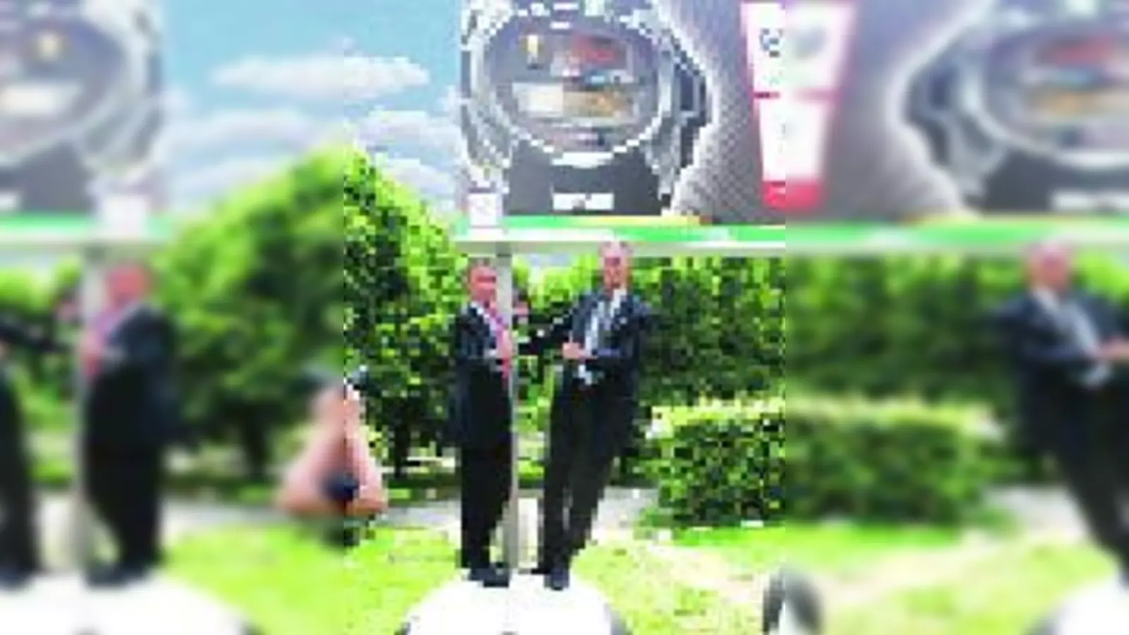 Freuen sich über Bayerns Riesen-WM-Uhr: Harald Schröder, Casio, und Dr. Reinhard Wieczorek, Wirtschaftsreferent Münchens (v. li.). 	 (Foto: pa)