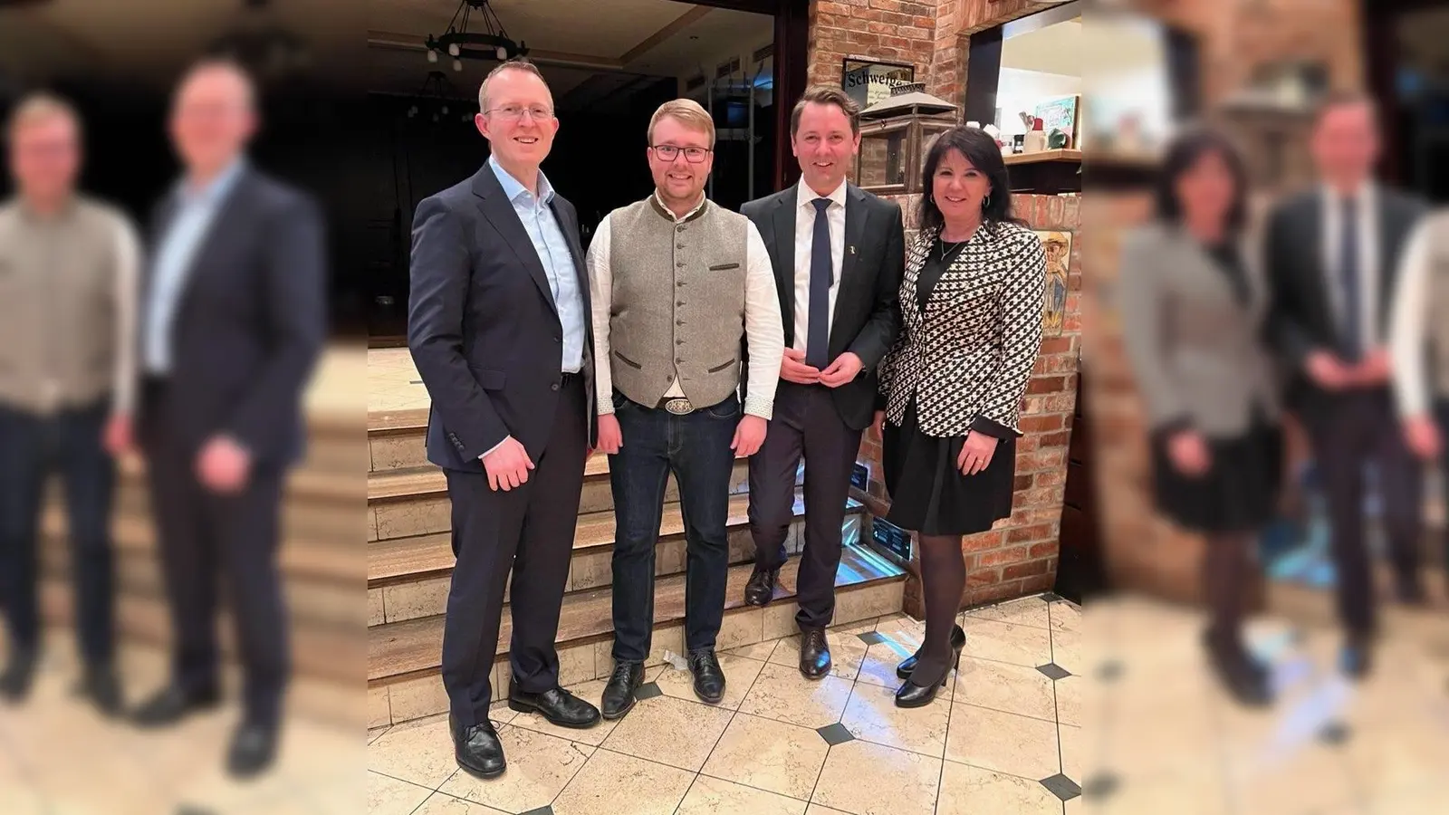 Der bisherige Ortsvorsitzender Peter Nöscher, neuer Ortsvorsitzender Tristan Schulze, MdB Dr. Andreas Lenz und die neue Bürgermeisterin von Markt Schwaben, Walentina Dahms (v.l.). (Foto: CSU Markt Schwaben)