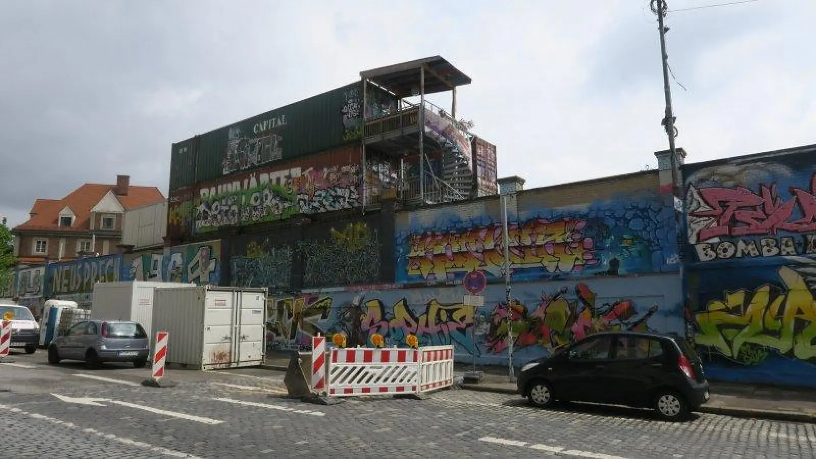 Ähnlich wie die Hall of Fame an der Tumblingerstraße könnte auch in der Grünanlge Stiftsbogen eine legale Wandfläche für Kunst entstehen. (Foto: lsc)