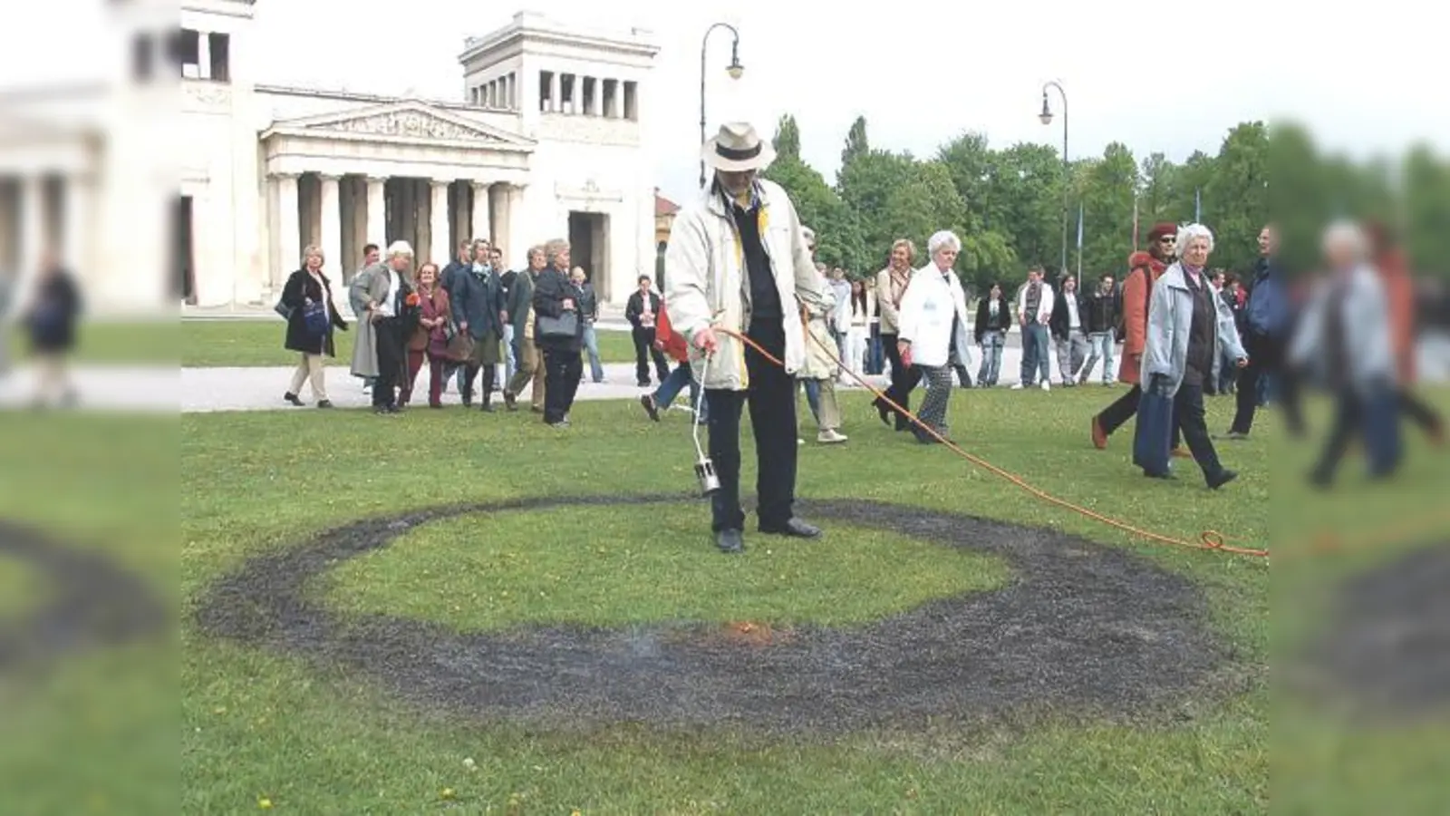 Zur Erinnerung an die Bücherverbrennung wird Wolfram P. Kastner am 10. Mai auf dem Königsplatz eine Brandspur in den Rasen brennen.	 (Foto: Wolfram P. Kastner)