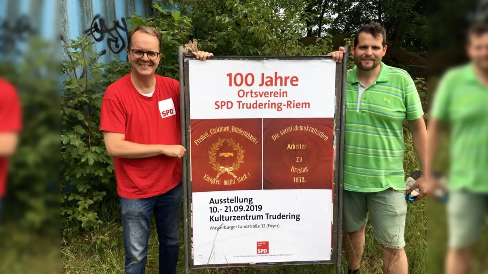 Landtagsvizepräsident Markus Rinderspacher (li.) und OV-Vorsitzender Dr. Mark Salzmann beim Plakatieren der Ausstellung „100 Jahre SPD Trudering-Riem.<br> (Foto: privat)