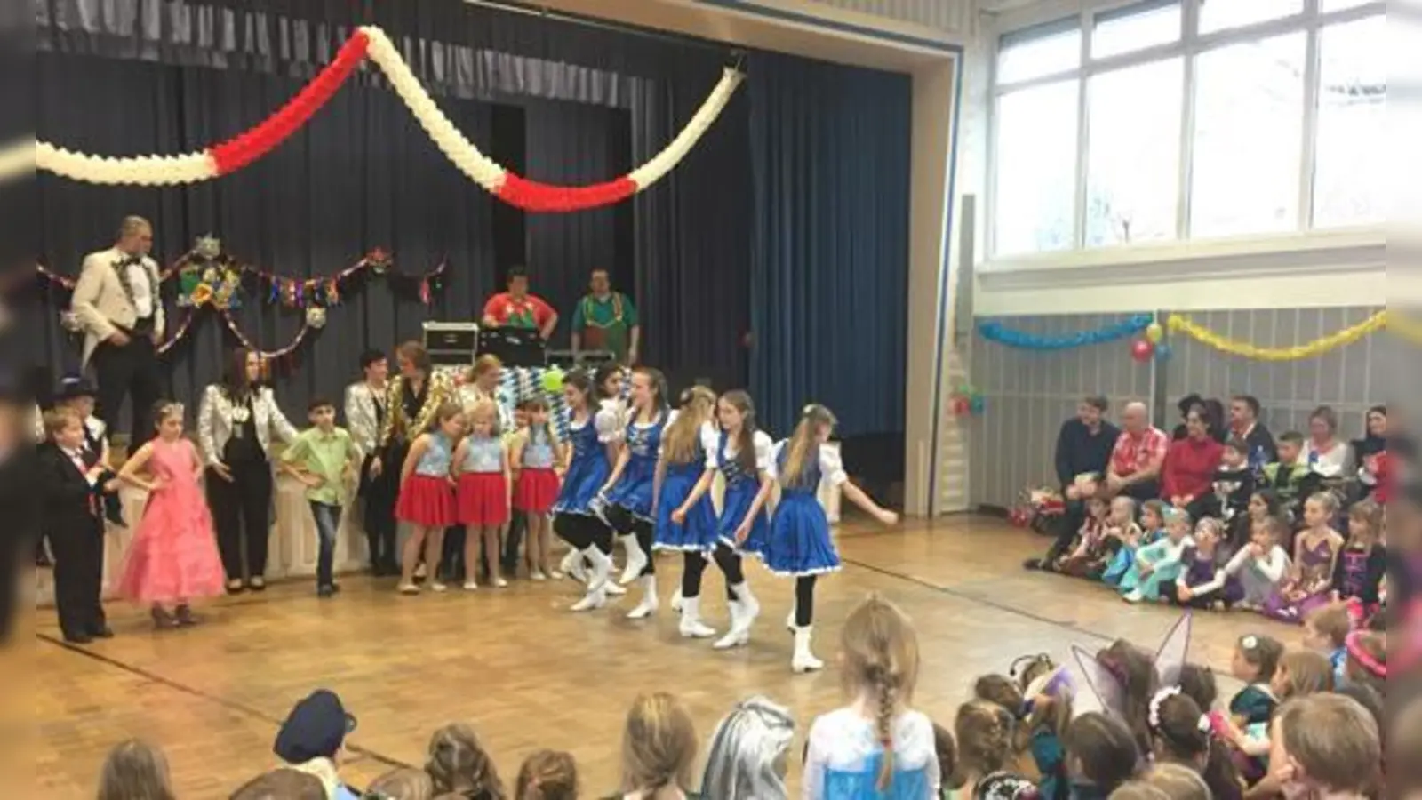 Die Kinderprinzengarde erhielt für ihren Auftritt großen Applaus.	 (Foto: Würmbachtaler)