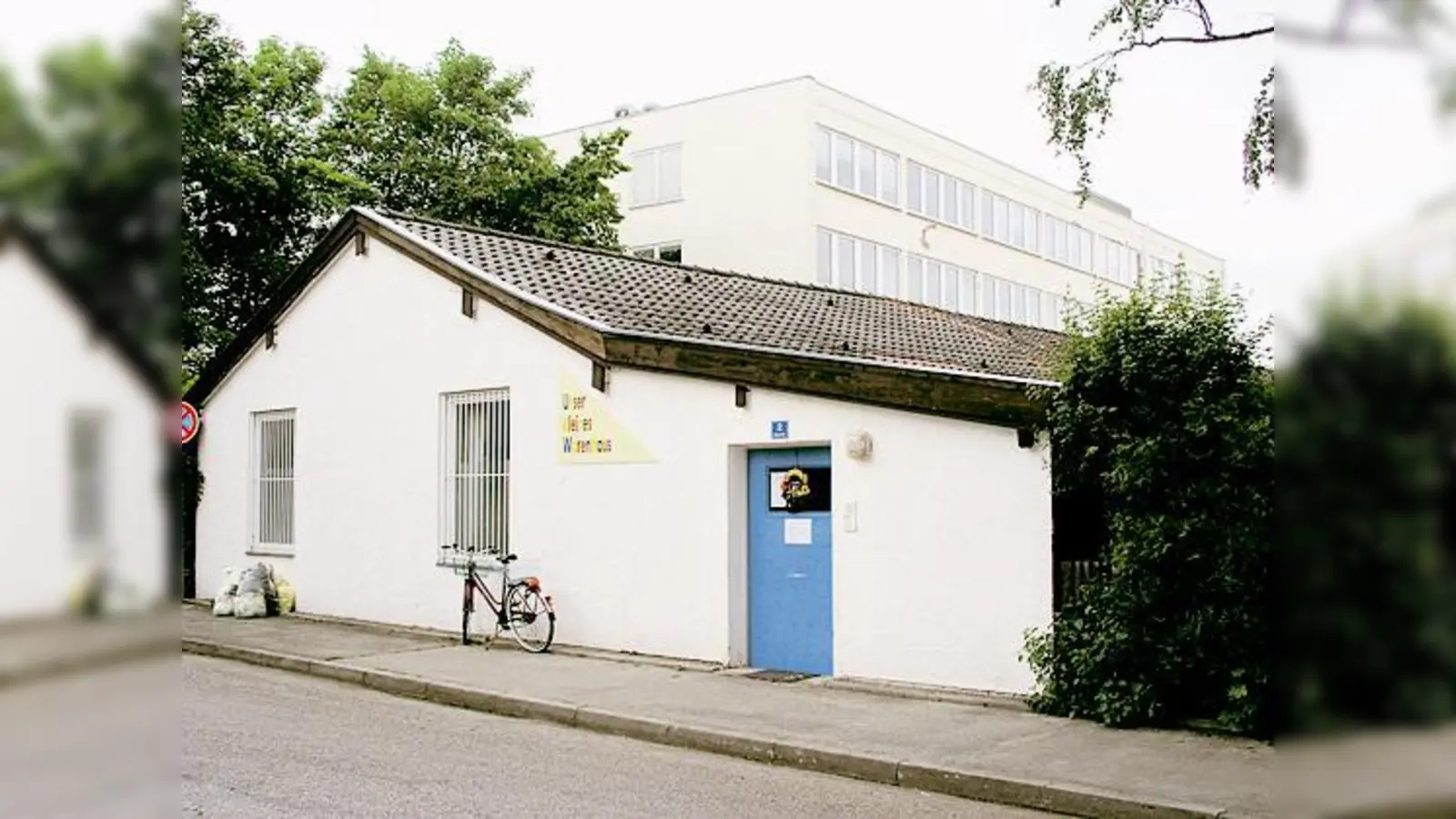 Das kleine Warenhaus darf noch bleiben, während das dahinter herausragende Gebäude bald Neubauten weichen muss. (Foto: esm)