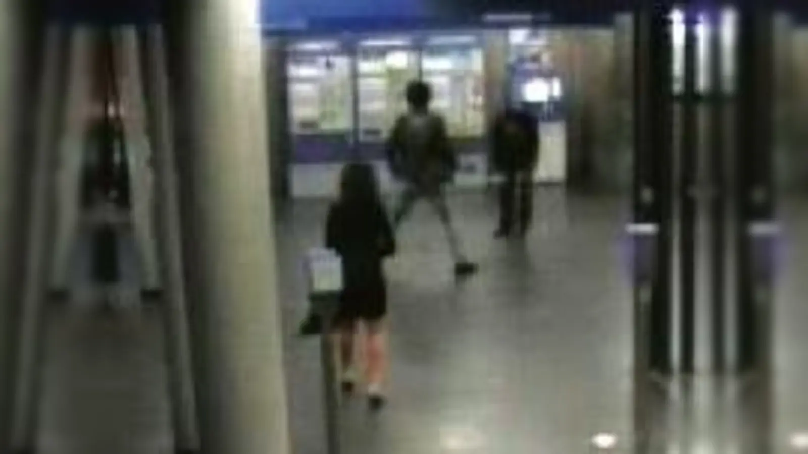 Mit diesem Bild aus der Videokamera am U-Bahnhof sucht die Polizei den Täter  ((Mitte).Foto: Polizei)