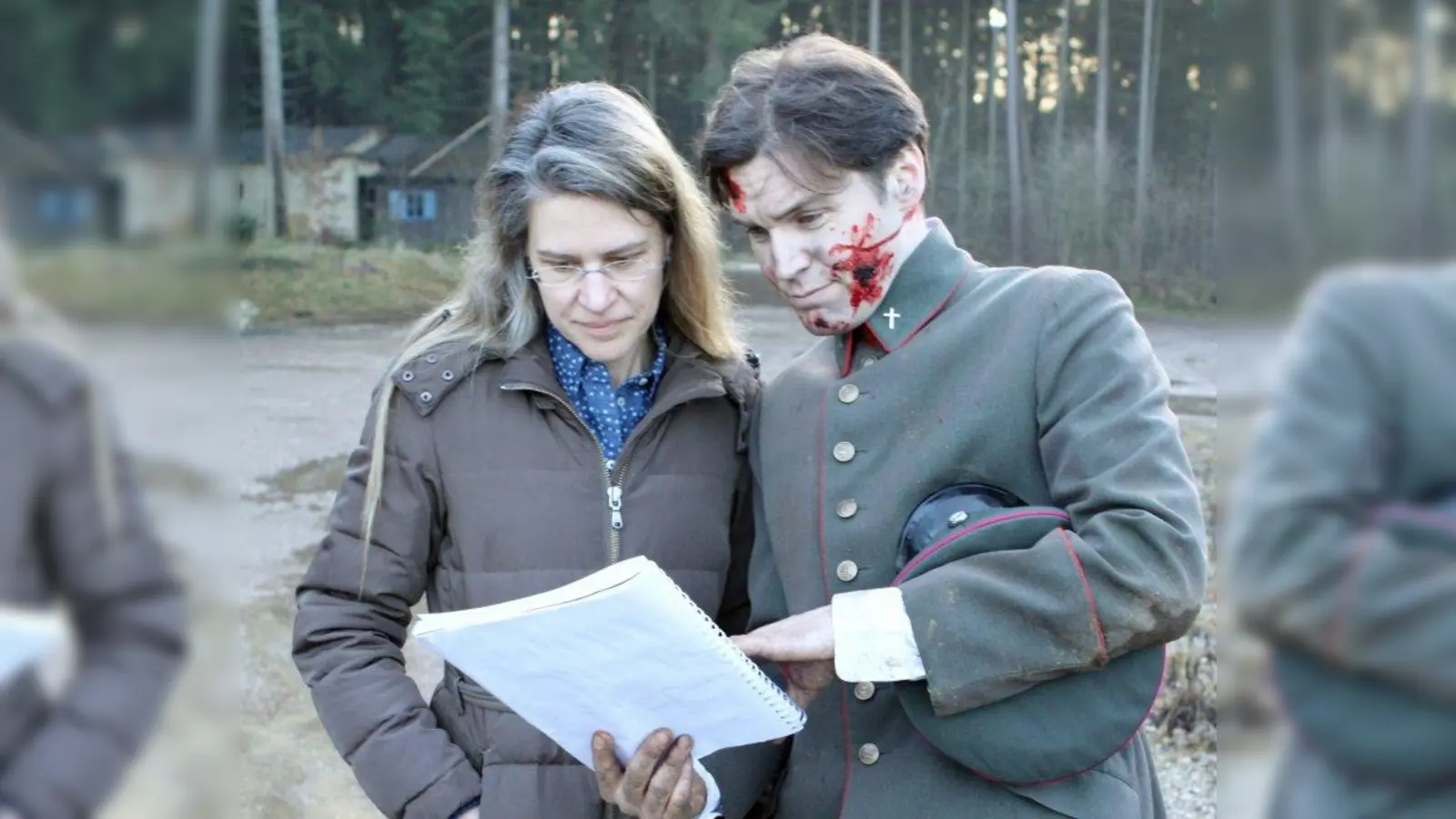 Besprechung in der Drehpause: Produzentin Nicola Mayerl mit Rupert-Mayer-Darsteller Oliver Gruber. (Foto: Munich International Pictures)