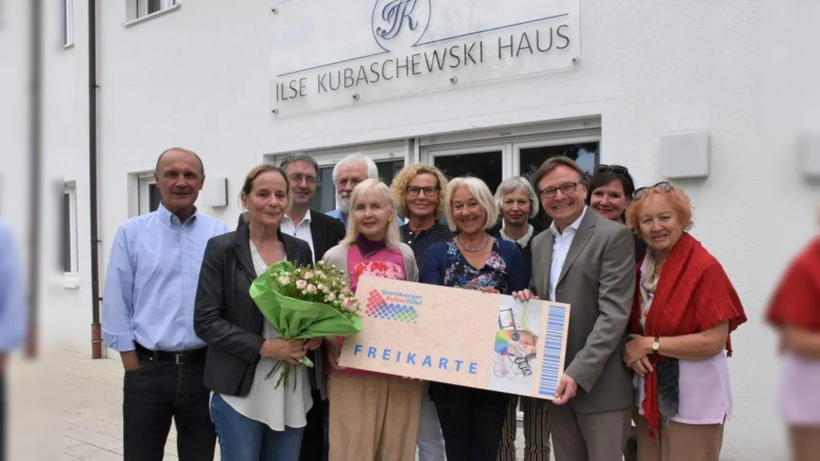 Sind an der Kulturtafel beteiligt: Reinhard Dirr (VdK, von links), Simone Berger, Stefan Koch (evangelische Kirche), Wolfgang Röthig (AWO), Irene Matthies, Erika Ardelt (Starnberger Tafel), Sabine Gruber, Ines Schöcker (Seniorentreff), Helm Andreas Heigl, Gudrun Mann (Evangelische Kirchengemeinde), Anne Kirchbach (Sozialwerk). (Foto: Hauck)