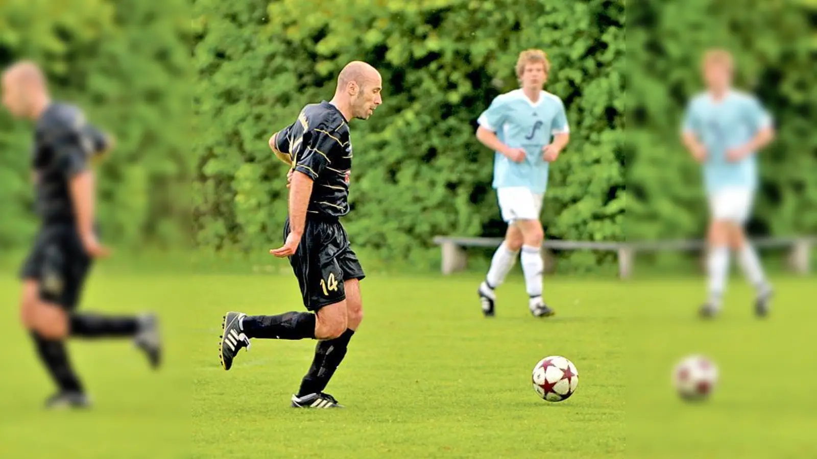 Daniele Reisinger (l.) im Einsatz als Spielertrainer beim FC Oberföhring.	 (Foto: FCO)