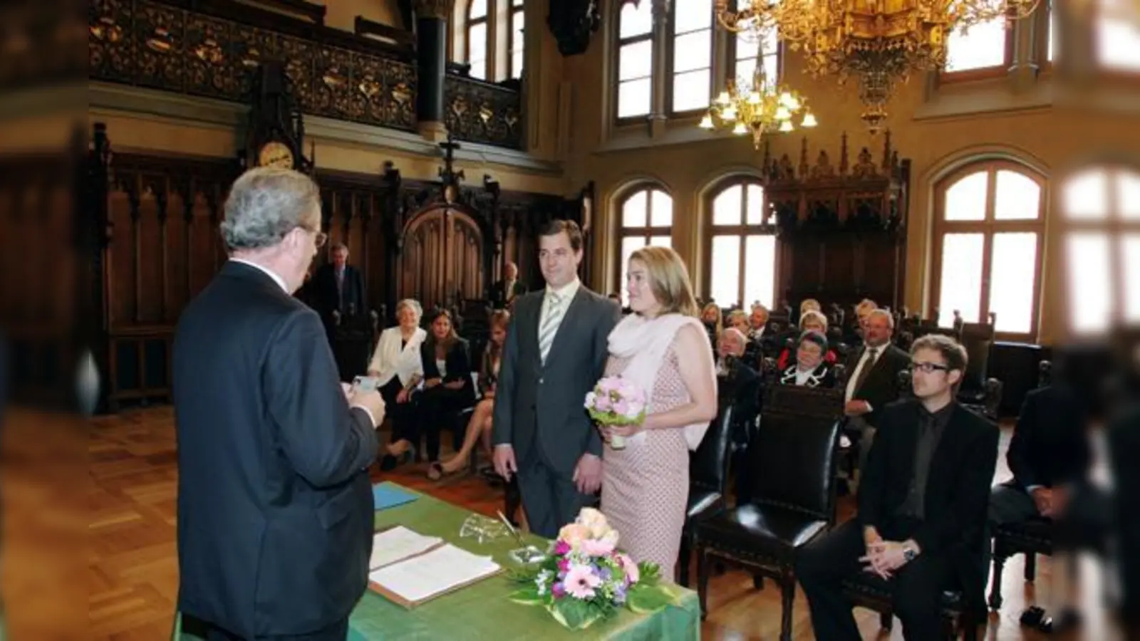 Oberbürgermeister Christian Ude traute Simone Schott und Michael Niederée im  Kleinen Sitzungssaal des Rathauses.  (Foto: Stadt München)