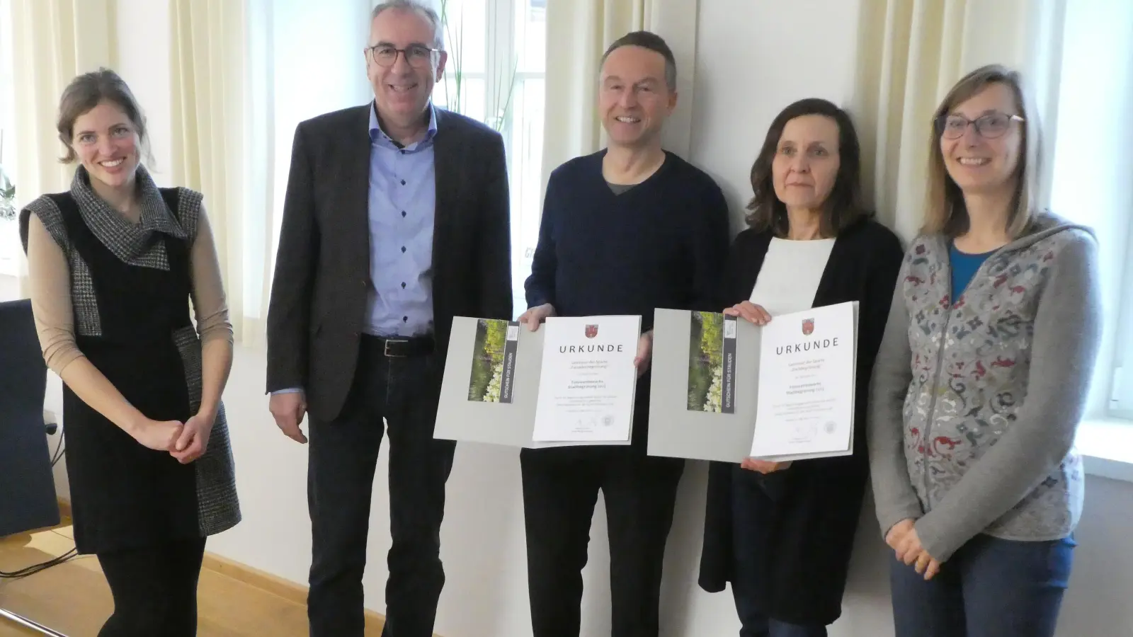 Preisverleihung im Rathaus (von links): Klimaschutzmanagerin Angelika Baur und Bürgermeister Markus Loth überreichten Torsten Küneth (in Vertretung von Isabel Radeloff) und Sieglinde Retschy im Beisein von Stadtbaumeisterin Katrin Fischer Urkunden und Gutscheine.  (Foto: Margarita Hornung)