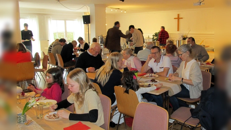 Die Ehrenamtlichen waren zum gemeinsamen Mittagessen eingeladen. (Foto: Freie evangelische Gemeinde Germering)