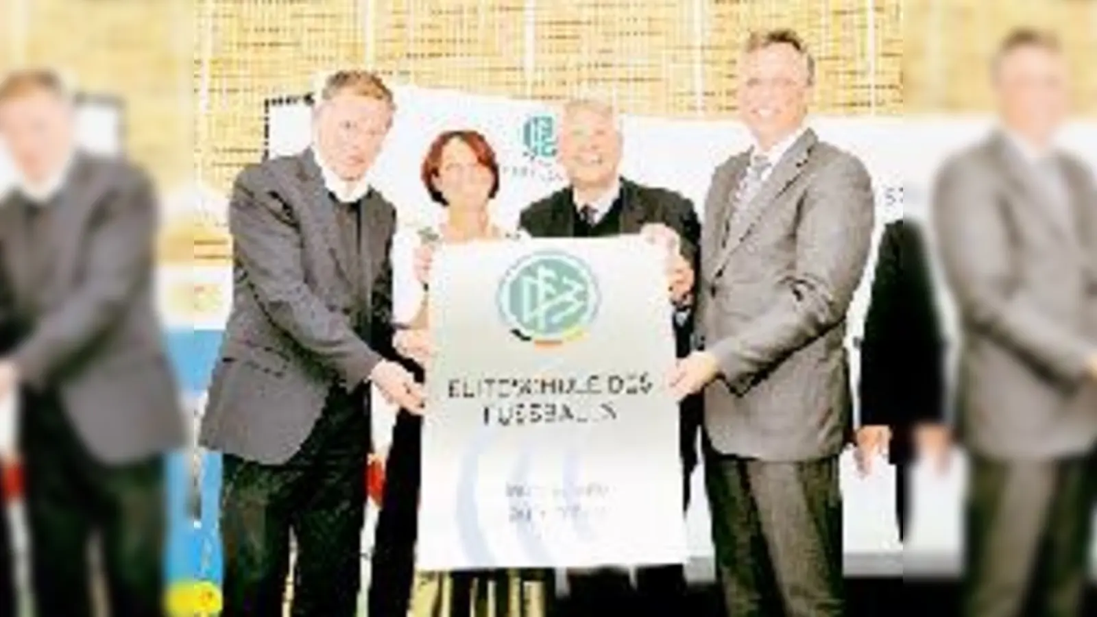 Waren stolz auf die Auszeichnung zur Eliteschule des Fußballs (v. l.) Geschäftsführer des TSV 1860 Stefan Reuter, Schulleiterin Gabriela Heckenstaller, DFB-Vize-Präsident Hans-Dieter Drewitz, Staatsminister Siegfried Schneider. Fotos  ((2): Schunk)