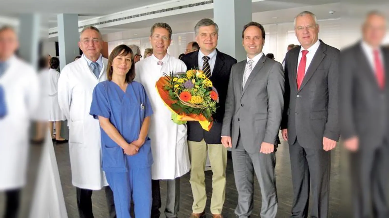 Willkommen für den neuen Chefarzt: Chefarzt Hans L. Schneider, Stationsleiterin Endoskopie Ingrid Schwarz, Chefarzt Thomas Bernatik, Landrat Gottlieb Fauth, Geschäftsführer Stefan Huber und Ebersbergs Bürgermeister Walter Brilmayer (v. r.).  (F.: Klinik)