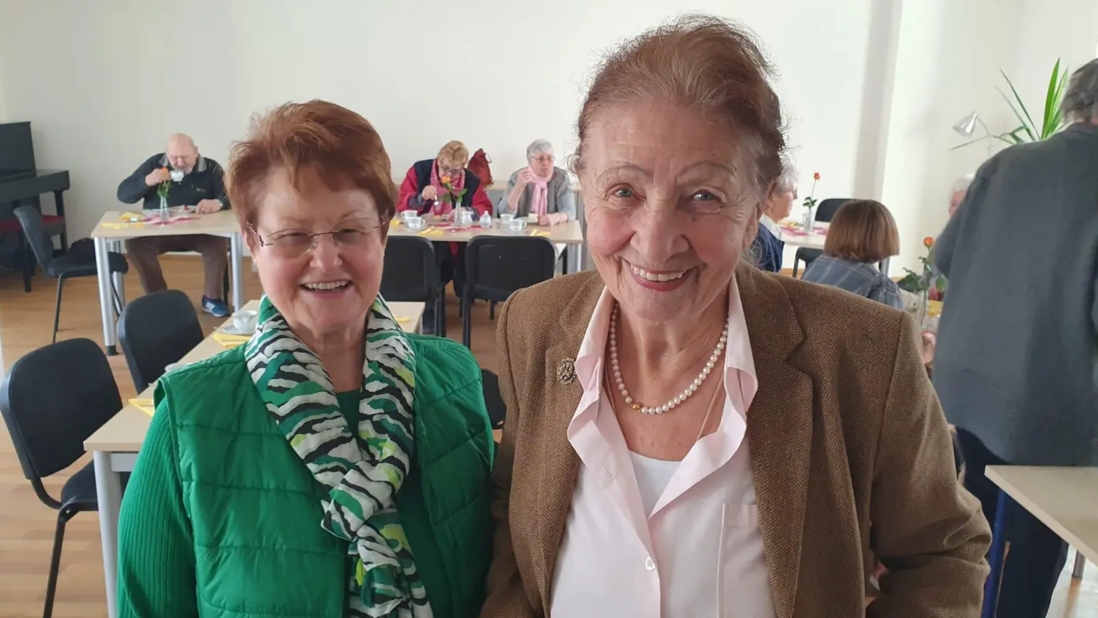 Endlich wieder Seniorencafé! Die Organisatorinnen Karin Wolf (links) und Eleonore Zwißler freuen sich auf das nächste Treffen am 4. April. (Foto: privat)