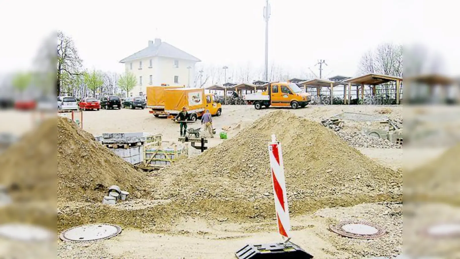 Eine Wohnanlage für Senioren könnte auf diesem unbebauten Grundstück zwischen Kindergarten und Bahnhofsgebäude entstehen.   (Foto: Pietsch)