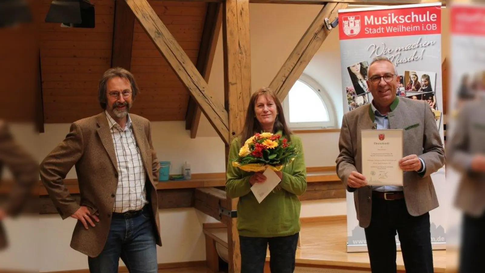 Markus Loth (rechts) und Josef Dichtl gratulierten Doris Seitner zu ihrem Jubiläum. (Foto: Städtische Musikschule Weilheim)