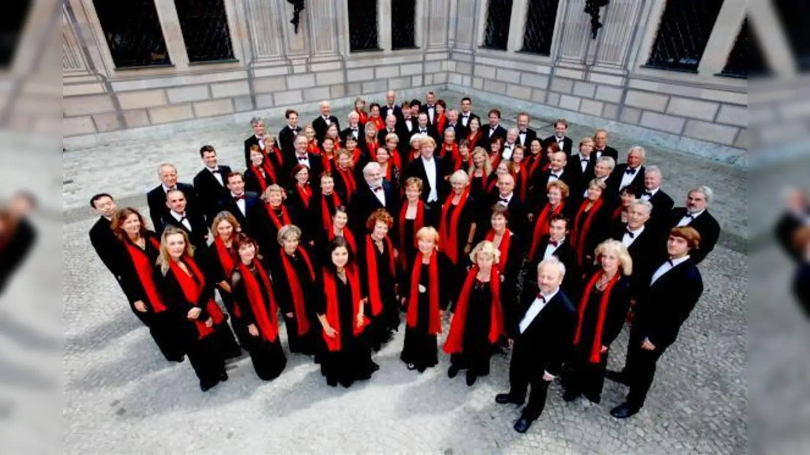 Seinen 50. Geburtstag feiert der Münchner MotettenChor mit besonderen Konzerten. In der Mitte mit weißer Fliege und Frack: Dirigent Hayko Siemens.  (Foto: VA)