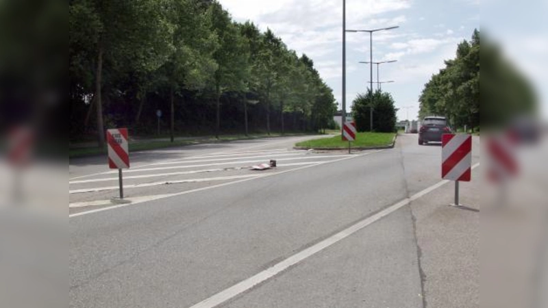 Tatsächlich nicht rechtzeitig zu sehen ist der neu eingerichtete Übergang an der Bergsonstraße, der sich hier auf Höhe des Autos befindet. (Foto: Eva Schraft)