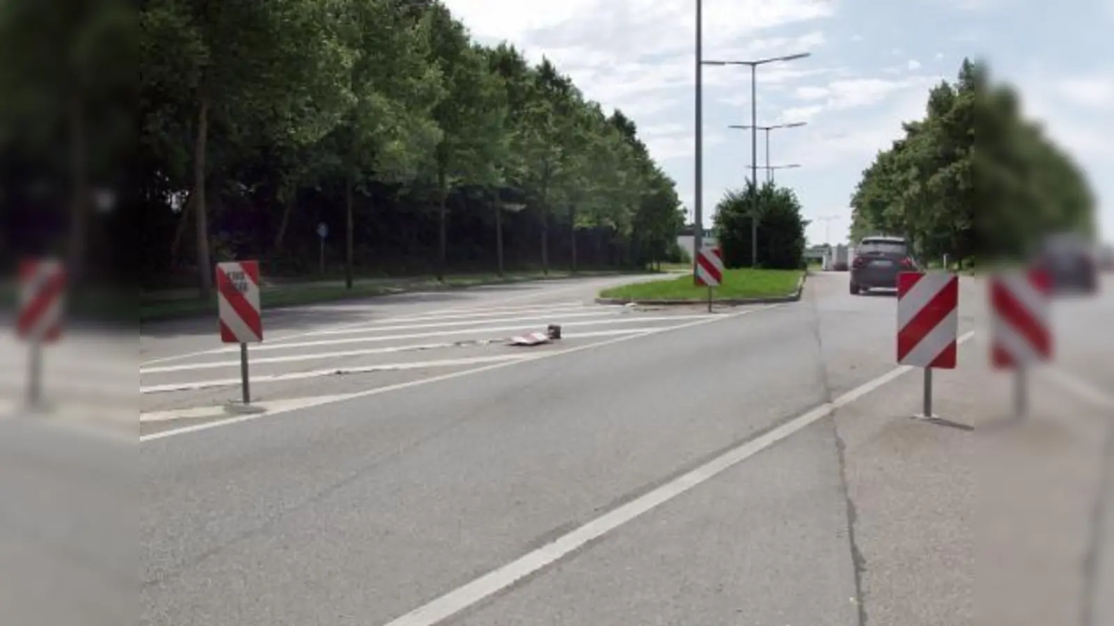 Tatsächlich nicht rechtzeitig zu sehen ist der neu eingerichtete Übergang an der Bergsonstraße, der sich hier auf Höhe des Autos befindet. (Foto: Eva Schraft)