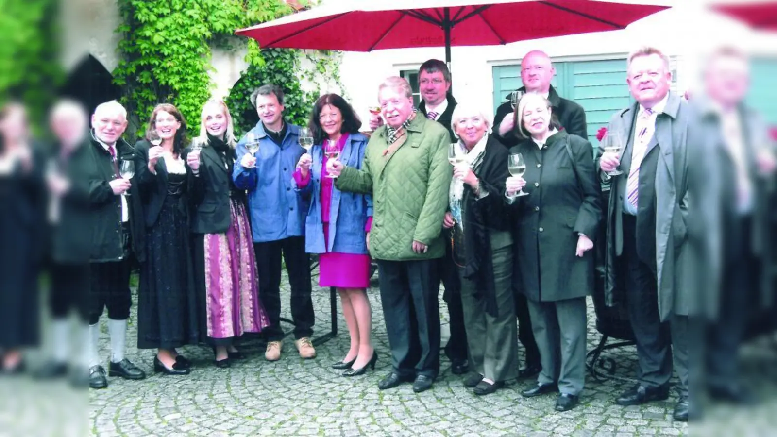 Traditioneller Fassanstich an „Christi Himmelfahrt“ mit (v.l.) Willi Fries (2. BBV-Vorstand), Sabine Winkler und Melanie Wilhelm (Pfälzer Weinprinzessinnen), Andreas Ellmaier, Theresia Riedmaier, Dr. Otmar Bernhard (Landtagsabgeordneter), Christian Müller (BA-Vorsitzender Pasing-Obermenzing), Gisela Meyerhofer-Bernhard, Ralph Marthaler (Residenz Weinstube), Prof. Ursula Männle (Landtagsabgeordnete), Theo Kauzmann (Geschäftsführer SÜW) und Walter Seitz (2.Vorstand BBV). (Foto: pi)
