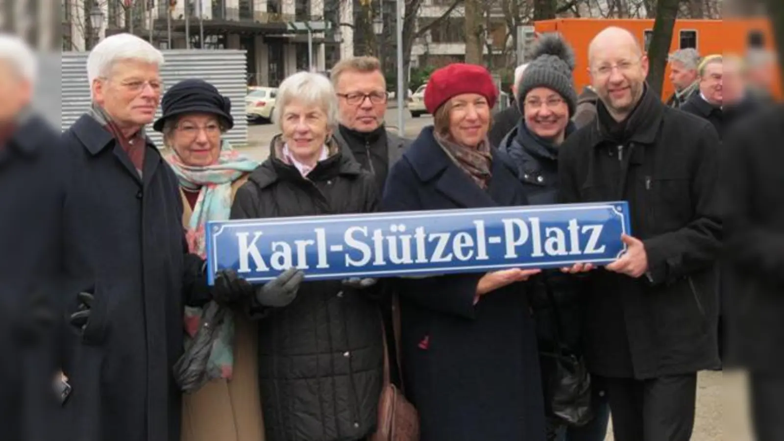 Lange war er vergessen, jetzt erinnert sich die Stadt München an einen couragierten Mitbürger. Über die Benennung des Karl-Stützel-Platzes freuen sich besonders seine Enkelin Eva Rambichler (3. v. li.) und sein Urenkel Michael Stützler (re.)  (Foto: privat)