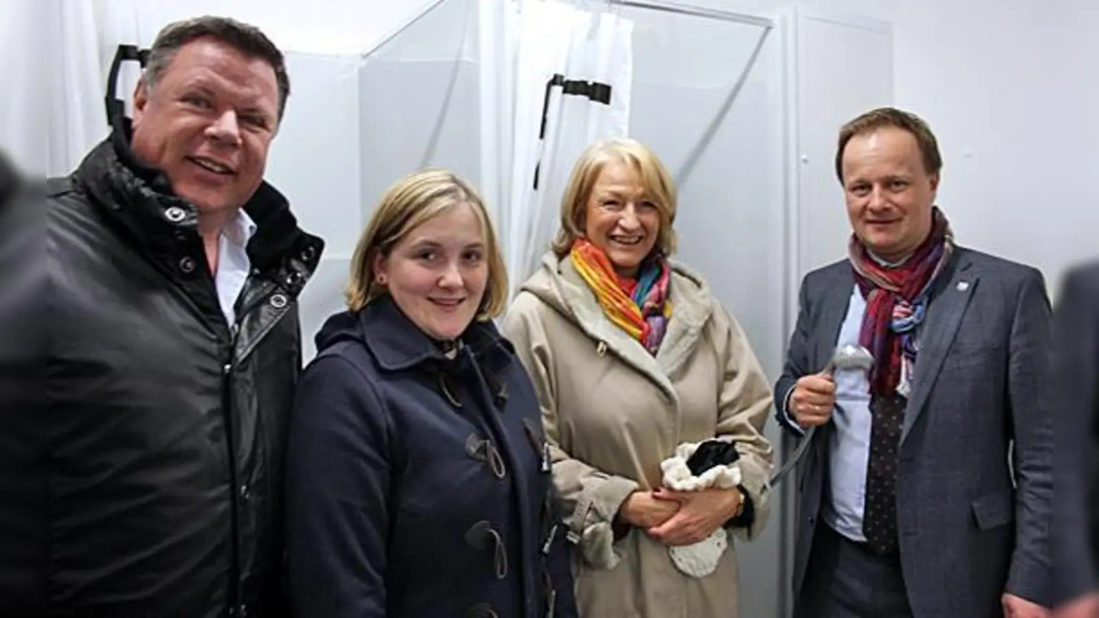 Sagen »Herzlich willkommen in Zorneding« (v. li:): Piet Mayr, Stefanie Geisler, Angelika Burwick und Landrat Robert Niedergesäß.  (Foto: Stefan Dohl)