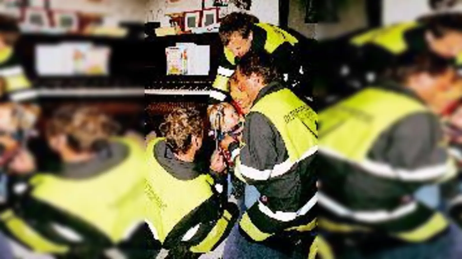 Lea wird von den Feuerwehr-Leuten wieder »entkrönt«.	 (Foto: Feuerwehr)