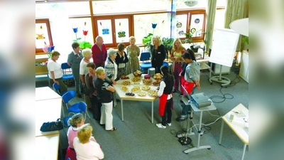 Die Schülerinnen der 8. Klasse hatten für die Besucherinnen ein kaltes Buffet gezaubert. (Foto: pi)