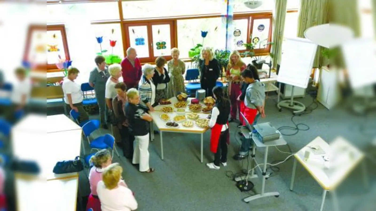 Die Schülerinnen der 8. Klasse hatten für die Besucherinnen ein kaltes Buffet gezaubert. (Foto: pi)