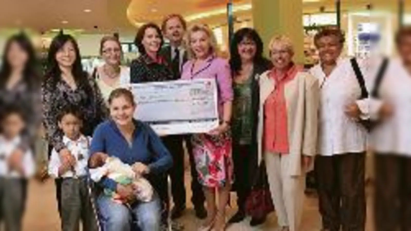 Ehrenamtliche Mitglieder des Mehrgenerationenhauses München mit SaniPlus Apotheken-Inhaberin Doris Schwaabe, pep Center-Manager Heinrich Hasselmann und Schauspielerin Veronika von Quast (3.  5. von links, stehend) bei der Scheckübergabe im pep.  (Foto: Ka)