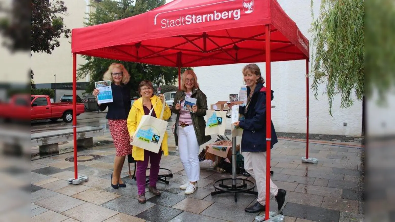 Rückten die Arbeit der Fairtrade-Stadt Starnberg in den Mittelpunkt: v.l. Zweite Bürgermeisterin Angelika Kammerl, Stadträtin Kerstin Täubner-Benicke und Stadträtin Anke Henniger. Josefine Anderer war vom Landratsamt vertreten und stellte den Fairtrade-Landkreis vor. (Foto: Stadt Starnberg)