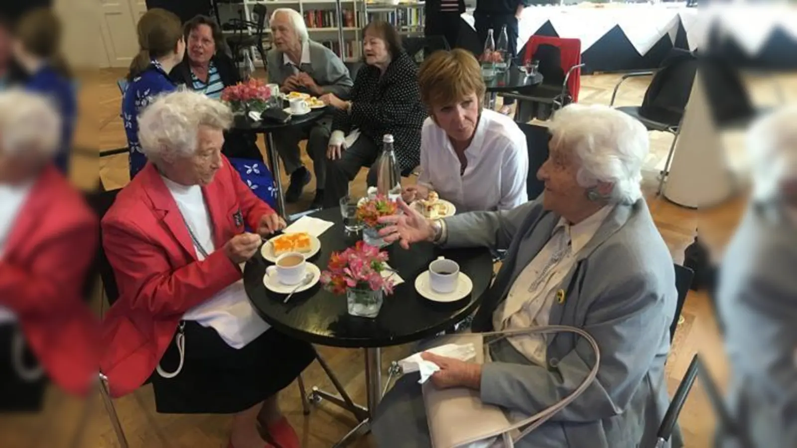 Ulrike Kriener im Gespräch mit Seniorinnen bei der Lesung des Vereins »Münchner für Münchner«.	 (Foto: Verein)